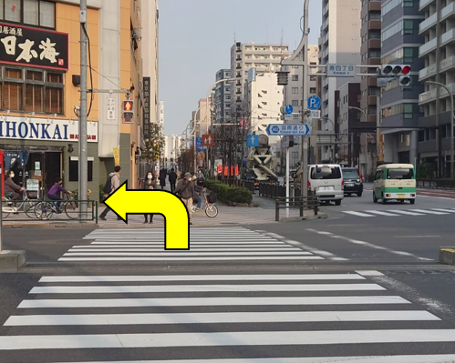 寿4丁目の交差点を渡って左折します