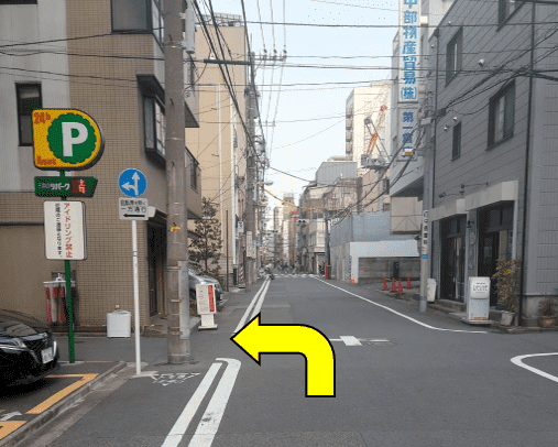 左折します。ネイルサロンが目印です。