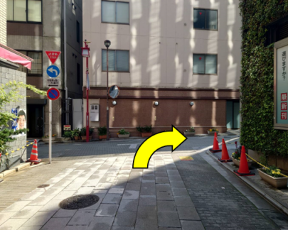 つきあたりを右折します