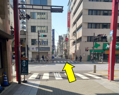 交差点を直進します。