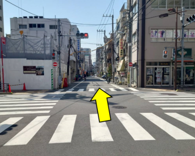 次の交差点も直進します。