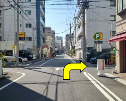 右折します。ネイルサロンが目印です。